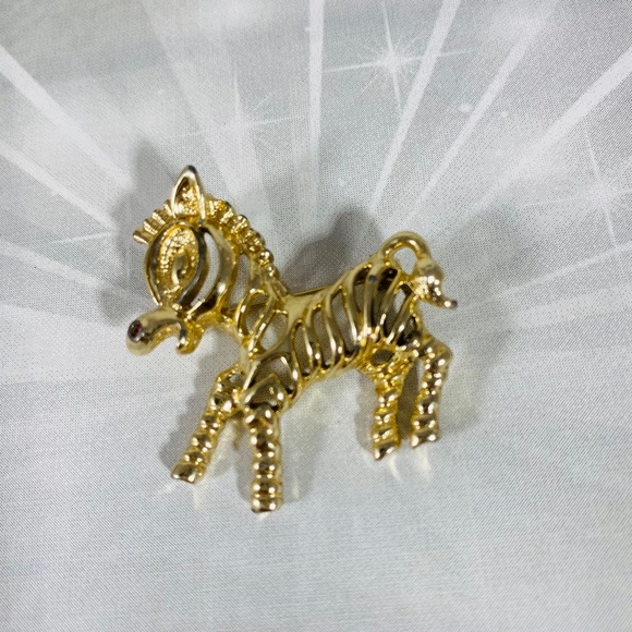 Vintage Sarah Coventry Zebra Brooch Gold-tone Pin Signed - Picture 2 of 5